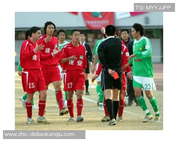 河南建业与上海上港激战正酣谁能在中超赛场上笑到最后